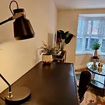 Stylish Luxury Serviced Apartment Next To City Centre With Free Parking - Contractors & Relocators